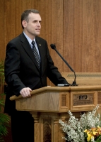 Rulon Stacey addresses students, faculty and staff at the 2010 Administrator of the Year lecture. (Photo by Steve Walters)