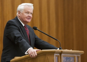 Merrill J. Bateman addresses the audience at the ceremony for the 2010 Bateman Awards